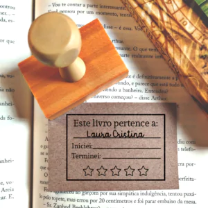 Carimbo 6x4 - Este livro pertence a... (Modelo 2)