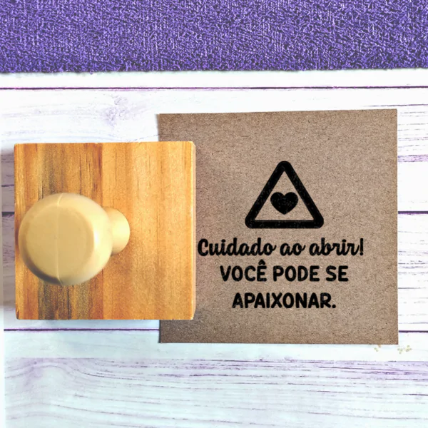 Carimbo 6x6 - Cuidado ao abrir! Pode se apaixonar